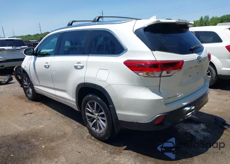 2017 Toyota Highlander Xle z USA, uszkodzony, nr VIN 5TDJZRFH0HS395625